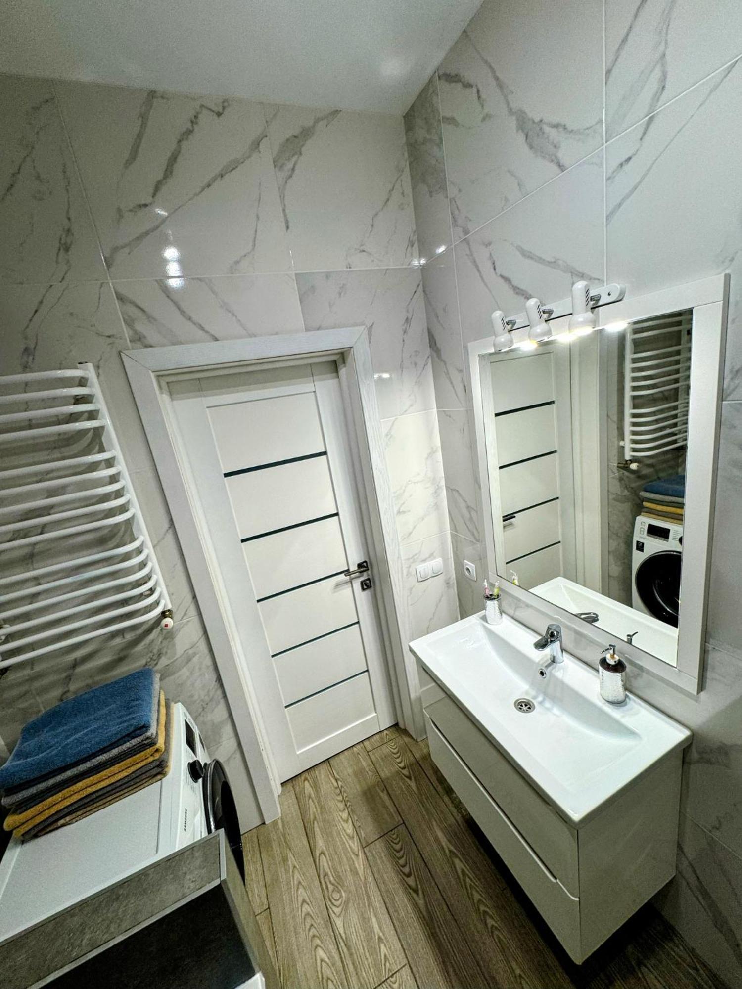 Vip Apartment У Центрі Міста, Новобуджк Театральний,Дуже Простора Rivne Exterior foto
